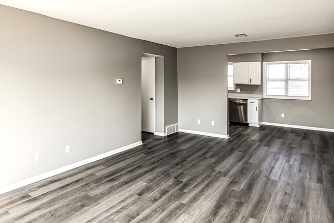 Building Photo - Spacious and updated 2 bed 1.5 bath!