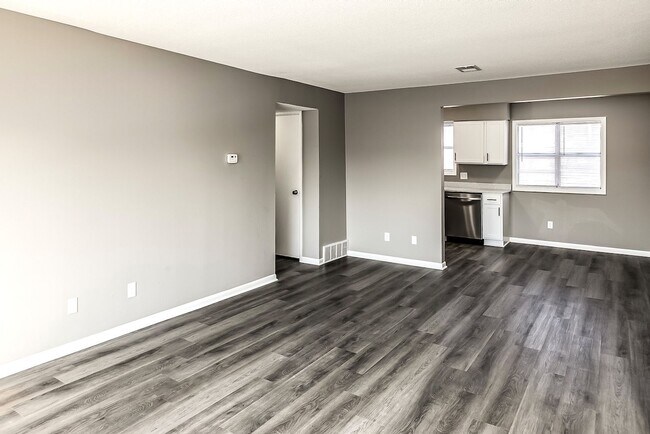 Building Photo - UPDATED 2 bed, 1 1/2 bath apartment in Bellevue!