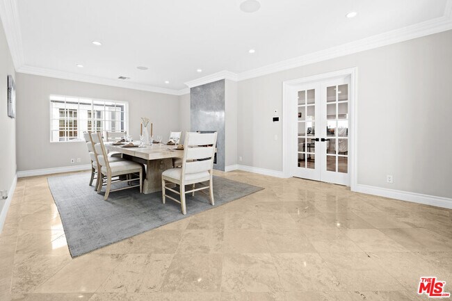 Building Photo - 2563 Hutton Dr