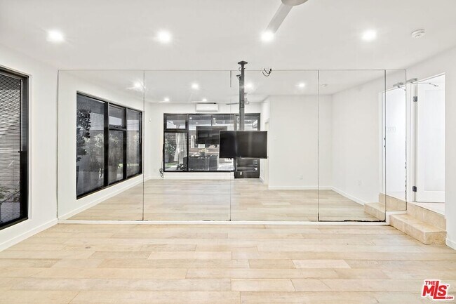 Building Photo - 516 1/2 Hill Street Unit