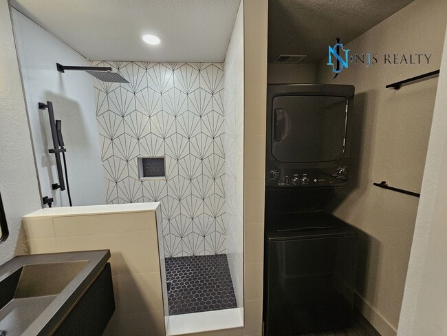 Building Photo - Classy Modern Renovation Home... true 3/2 ...
