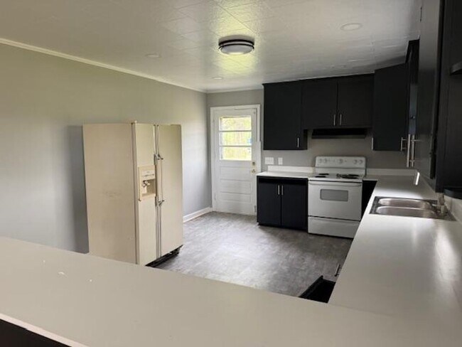 Building Photo - 2205 Stewart St