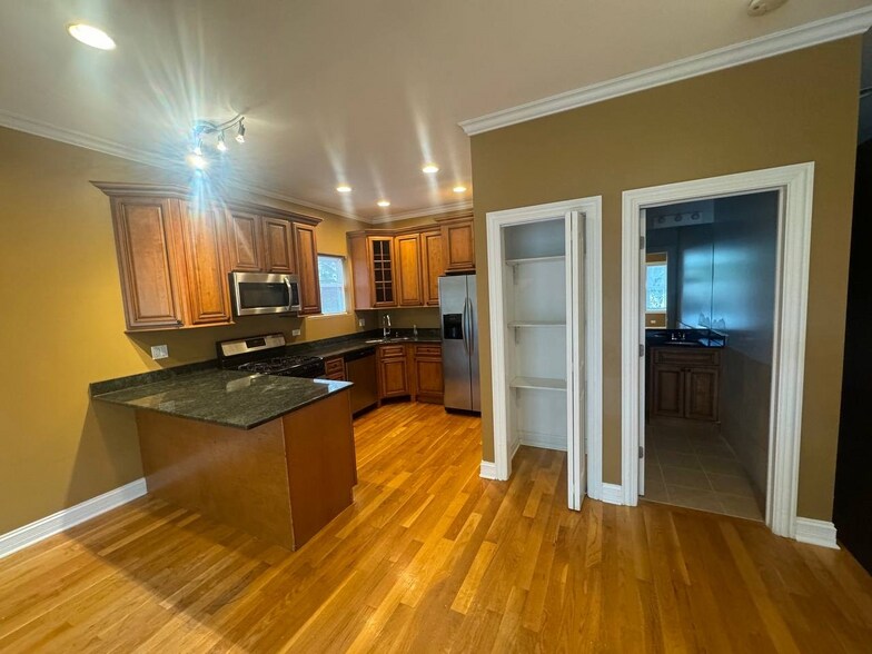 Building Photo - 6229 N Richmond St