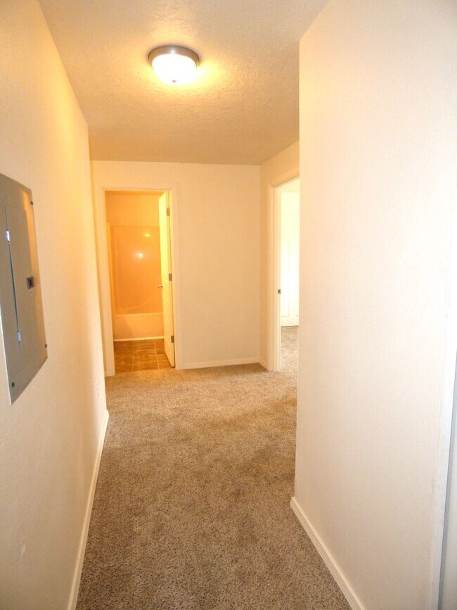 Building Photo - Rent Special: FREE September's Rent!! Second Floor 3 Bedroom apartment