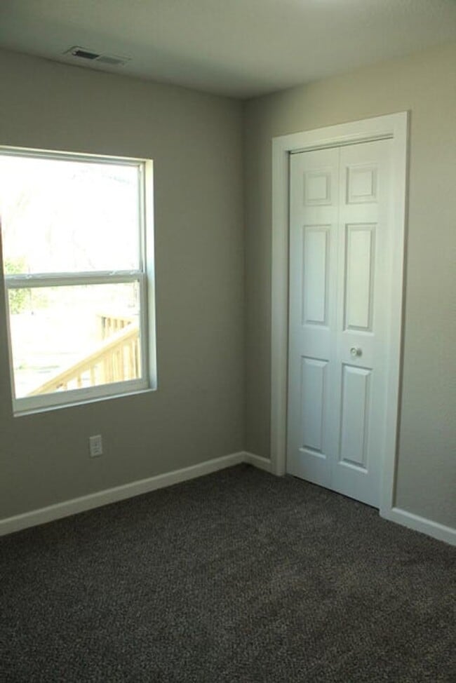 Building Photo - Stylish Remodel in Prime Location!