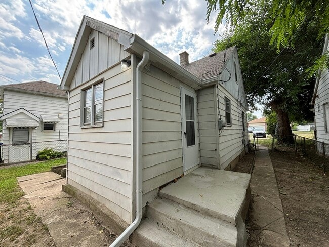 Building Photo - 8119 Essex Ave