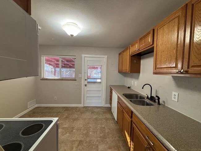 Building Photo - 3 Bed, 1 Bath Home for Rent, Available Now!