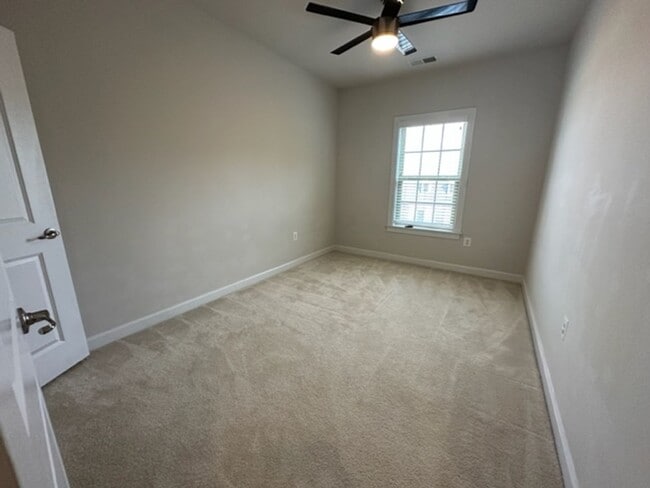 Building Photo - Gorgeous 4-Bed 3.5-Bath Townhouse next to ...