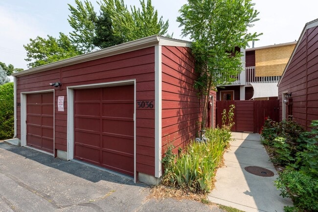 Building Photo - Central 2 bed 1.5 bath Townhouse