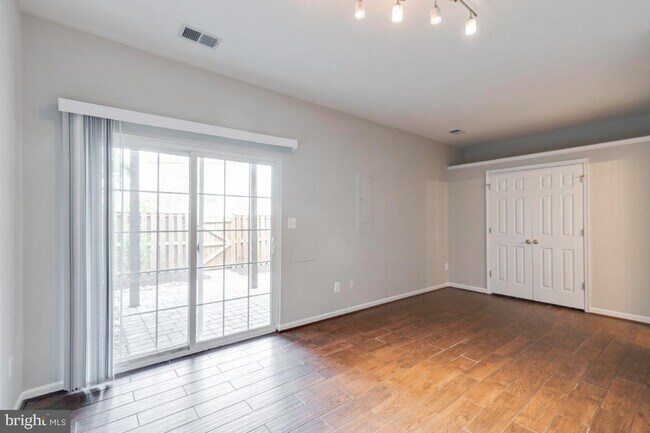 Building Photo - Spacious 3-level townhome with a 2-car garage in the desirable South Riding community.