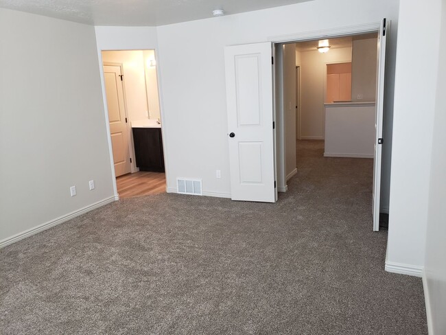 Building Photo - Spacious Spanish Fork Townhome