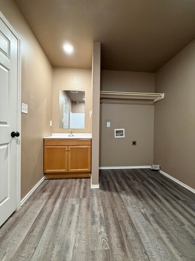 Building Photo - 524 46th St