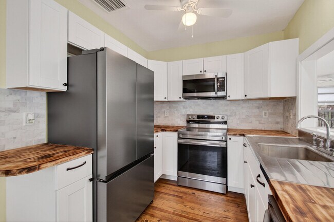 Building Photo - 817 N Palmway