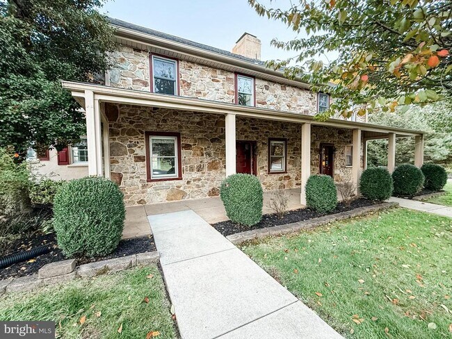 Building Photo - 112 Llandovery Dr