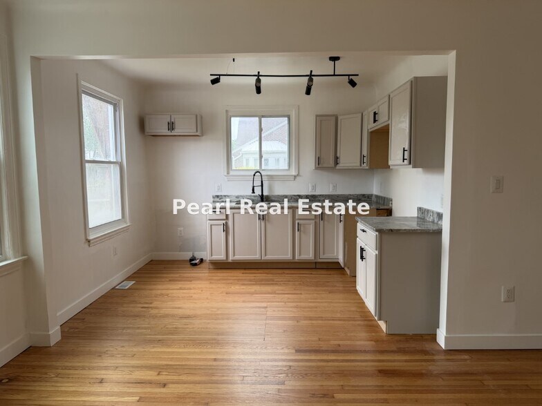 Building Photo - 18903 Santa Rosa Dr