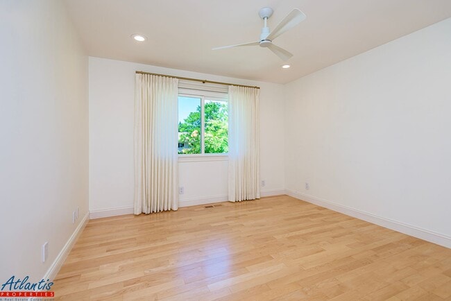 Building Photo - Stunning & Remodeled Home | Desirable Sara...