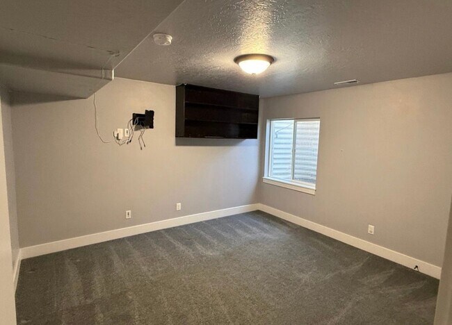 Building Photo - 7081 Hollow View Ct