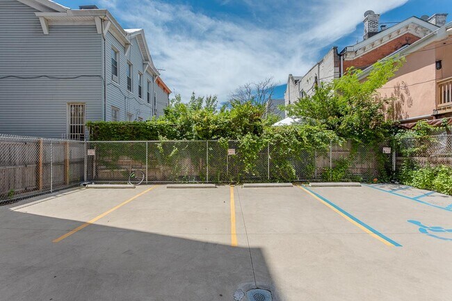 Building Photo - 39 Suydam St