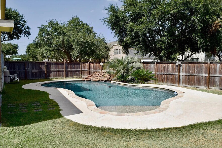 Building Photo - 16703 Summer Cypress Ct