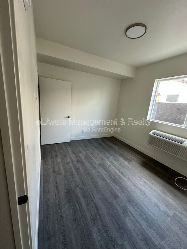Building Photo - 226 W 87th St