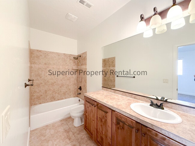 Building Photo - 4 bed, 2.5 bath duple w/2 car garage