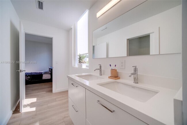 Building Photo - 8660 Arboretum Ln