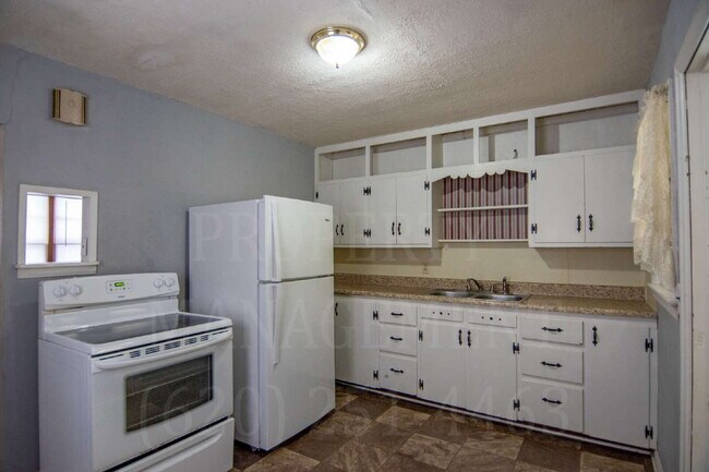 Building Photo - 2 Bedroom 1 Bath