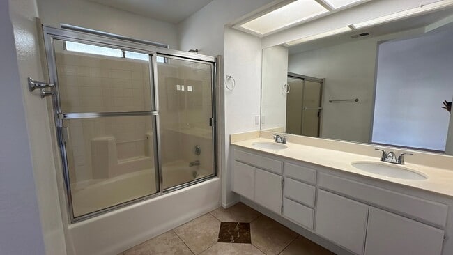 Building Photo - (APPLICATION PENDING) East Lancaster Home