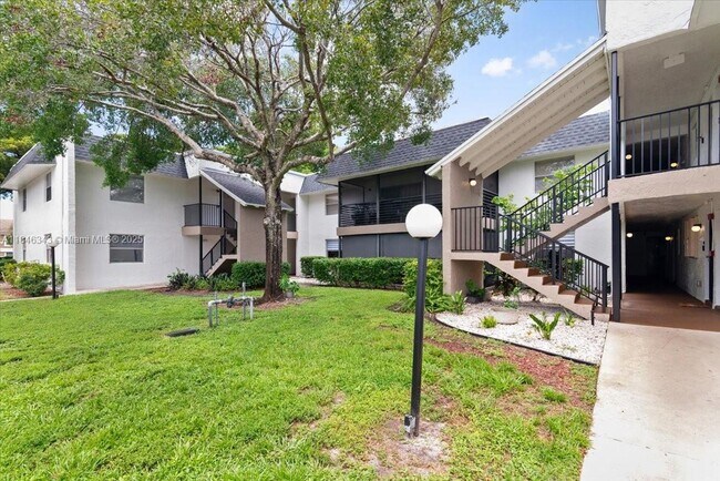 Building Photo - 2820 Riverside Dr