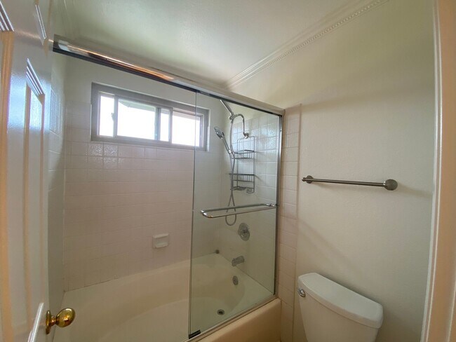 Building Photo - Gorgeous 4 Bedroom, 3 bathroom Home with private Pool!