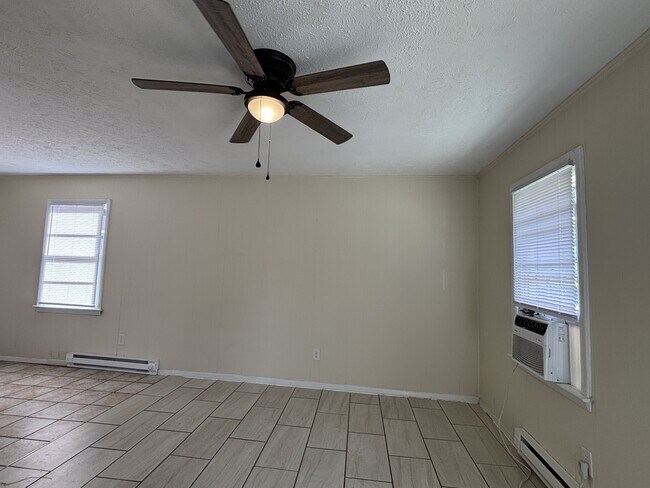 Building Photo - 4946 Robin St