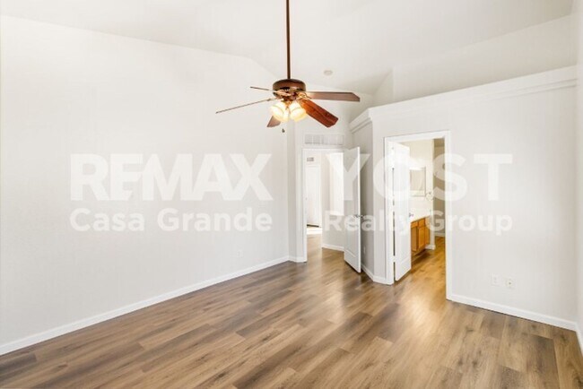 Building Photo - Sunshine, Space & a Backyard to Enjoy!