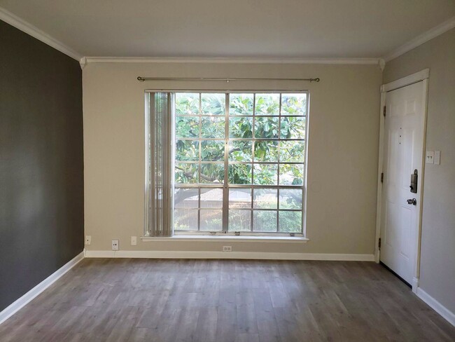 Building Photo - Amazing 1 Bedroom 1 Bath Condo - Move In R...