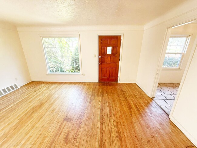 Building Photo - 3 BED 1 BATH BEAUTIFUL SINGLE FAMILY HOME ...