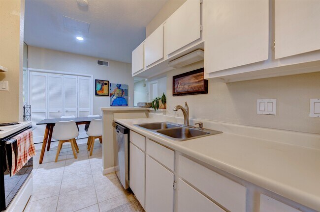 Building Photo - 2300 Augusta Dr