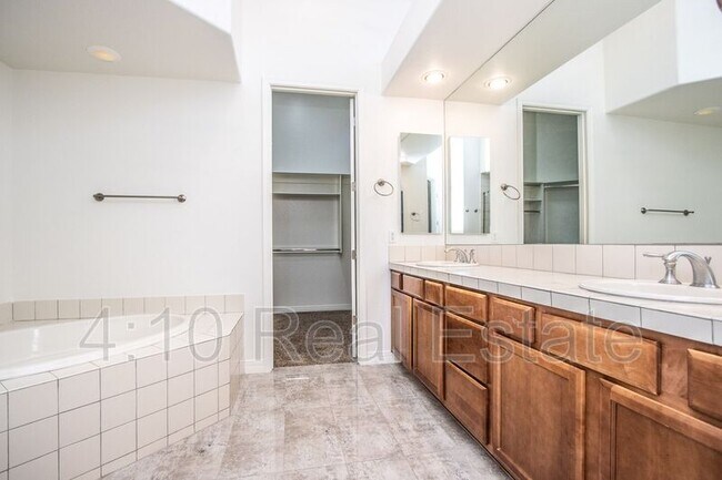 Building Photo - 14590 W Hidden Terrace Loop