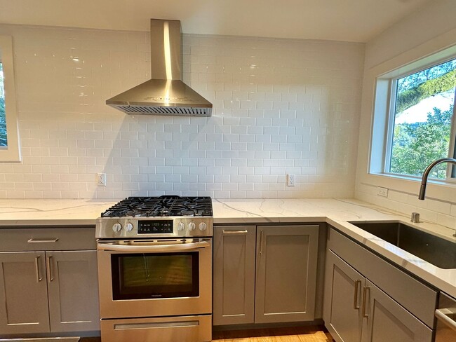 Building Photo - Fairfax Hillside Flat w/Valley Views