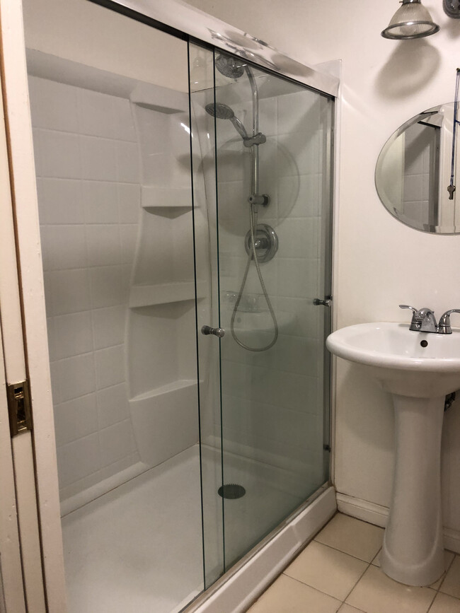 Full private Bathroom shower - 6231 Fairview Pl