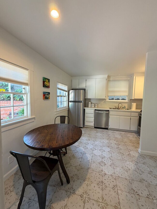 Building Photo - 879 E 28th St