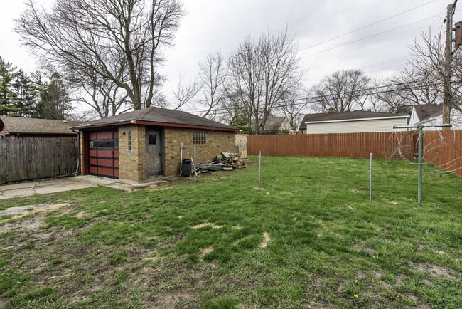 Building Photo - 342 N Lewis Ave