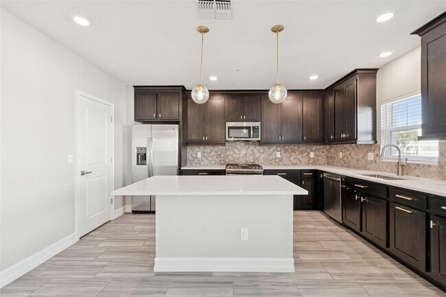 Building Photo - 4921 W Paul Ave