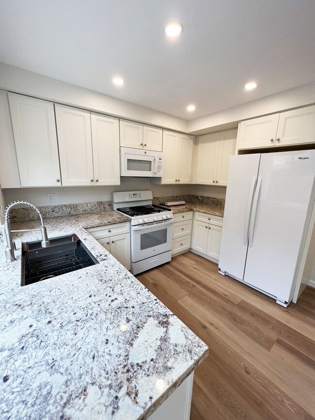 Building Photo - Newly renovated Carmel Valley townhome in The Groves