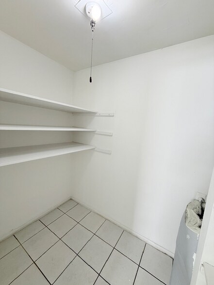 Building Photo - 1020 N 18th Ct