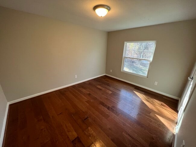 Building Photo - Lovely 3 bedroom 2 bath home available to ...