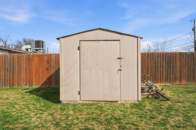 Building Photo - 1741 Pasadena Dr
