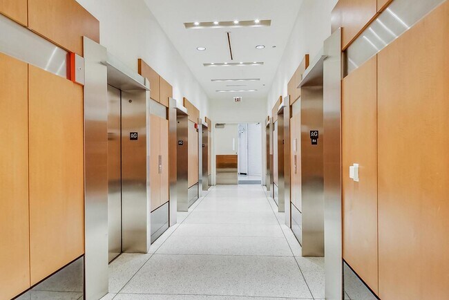 Building Photo - 512 N McClurg Ct