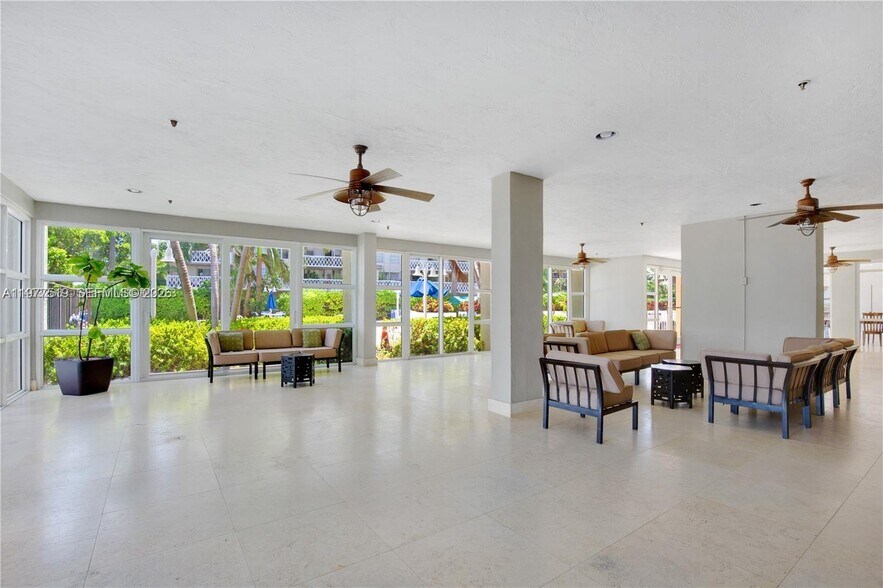 Building Photo - 1420 Brickell Bay Dr