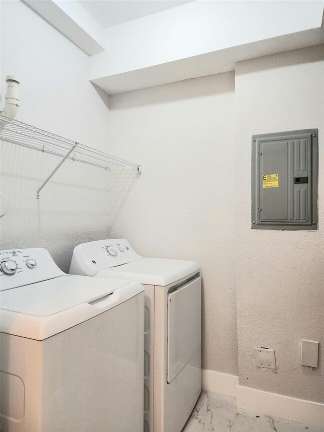 Building Photo - 15145 Michelangelo Blvd