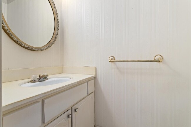 Building Photo - 5960 Townhouse Ln