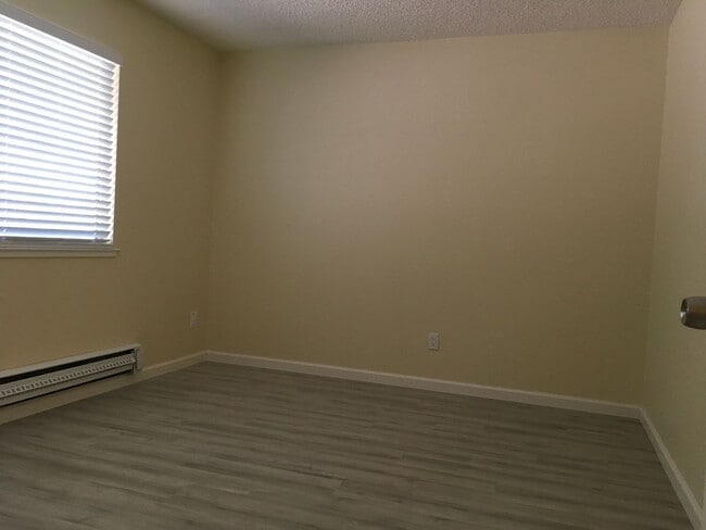 Building Photo - Nicely upgraded 2 Bedroom/1 Bathroom Condo...